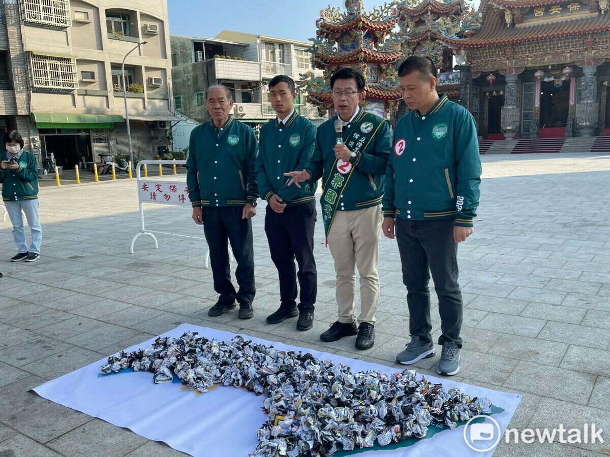 郭國文將對手的黑函製作成第二選區的形狀，象徵對手意圖用黑函污辱民主聖地。 圖：黃博郎／攝