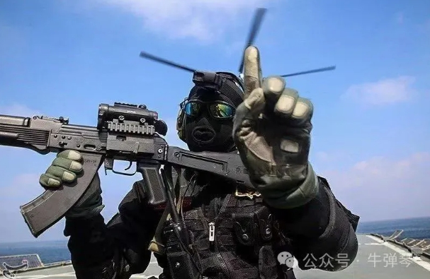 伊朗武裝人員搭成直升機，控制了聖尼古拉斯號油輪。 圖 : 翻攝自牛彈琴