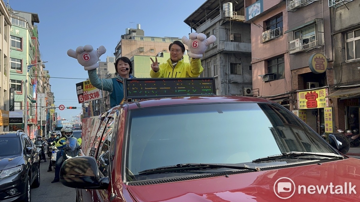 林右昌回到基隆陪同鄭文婷車隊掃街。 圖：黃宣尹攝