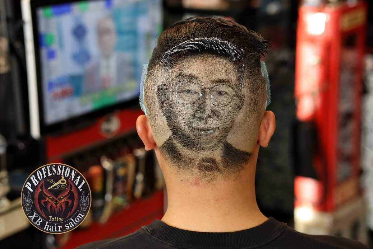 有選民將民眾黨總統候選人柯文哲頭像剔在後腦勺。 圖：翻攝自XB Hair Allen臉書