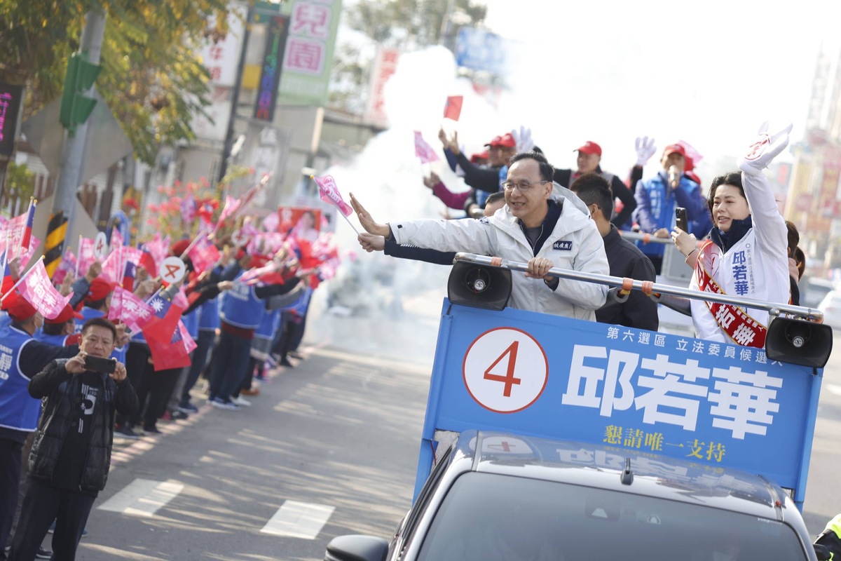 選戰最後一天，朱立倫選擇回家鄉桃園，陪同立委候選人掃街拜票。 圖：國民黨/提供