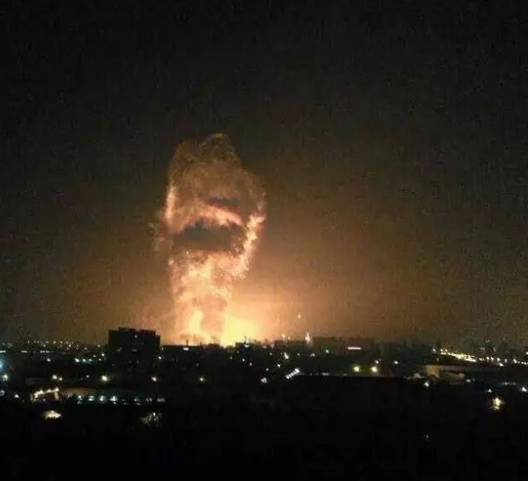 英美聯軍擊中葉門胡塞武裝組織導彈倉庫，產生大爆炸。 圖 : 翻攝自每日經濟新聞
