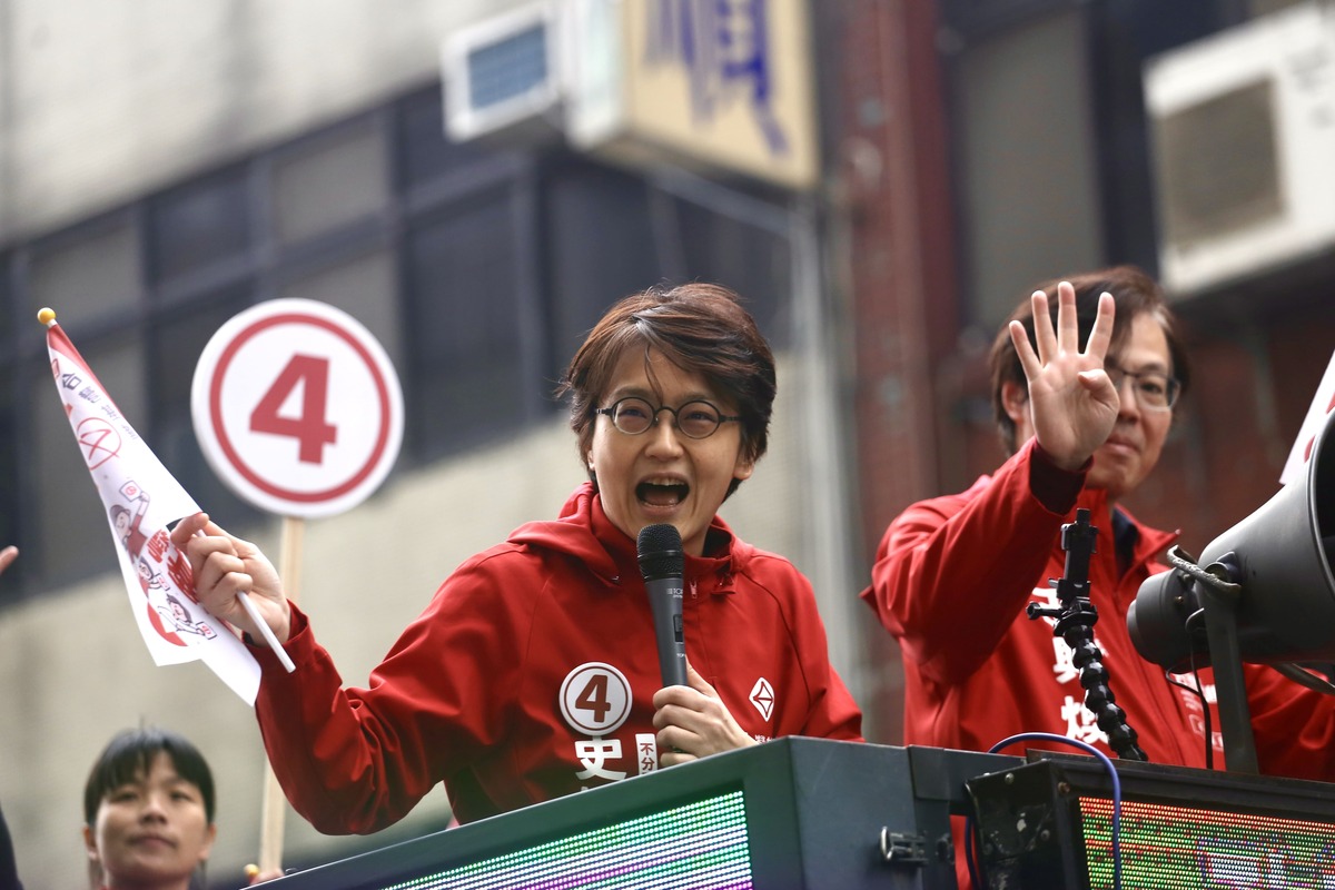 台灣基進黨主席王興煥率黨內不分區候選人史惟筑等人，在台北市街頭沿街拜票，爭取台派力挺支持。 圖：台灣基進 提供