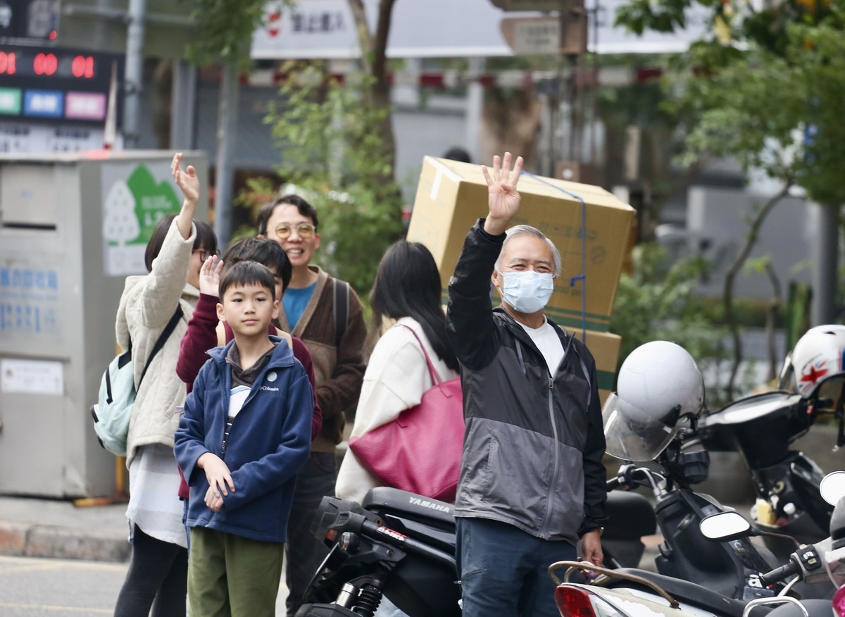 街頭支持台灣基進的民衆，揮手熱情回應掃街拜票。 圖：台灣基進 提供