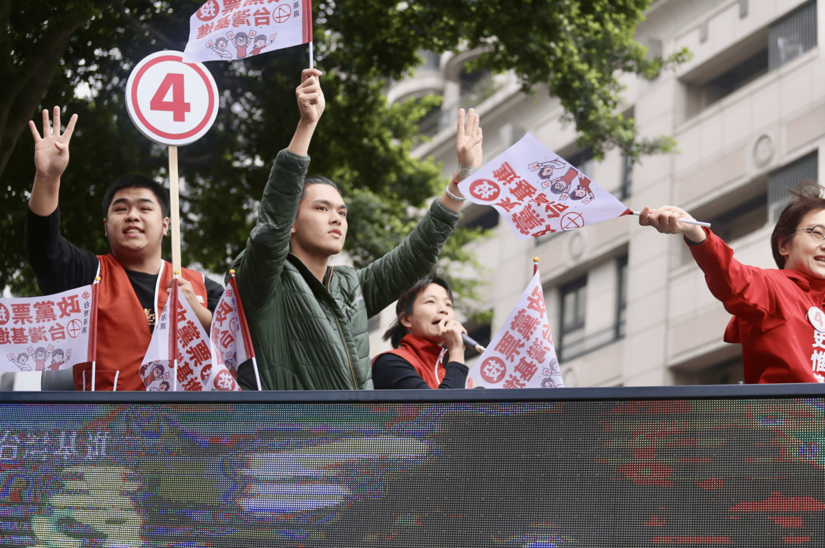 台灣基進投入街頭宣講、車掃拜票，爭取更多的選民支持與選票，力爭進入國會。 圖：台灣基進 提供