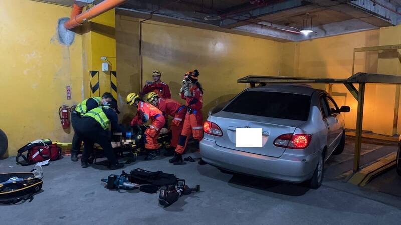 黃姓女子頸部被機械停車位的裝置與車門夾住，經消防救護人員送醫急救後仍告不治。 圖：警方提供