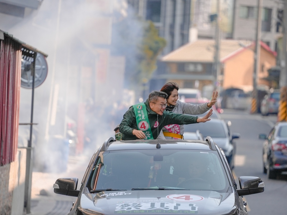 蔡其昌與夫人一同以車隊掃街。 蔡其昌競總/提供