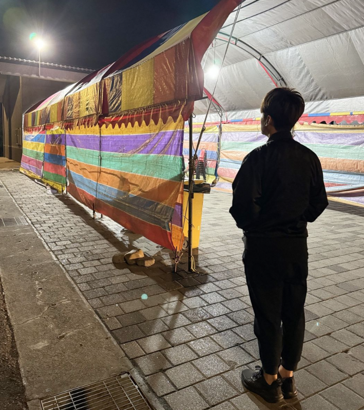 蔡阿嘎一反平時輕鬆幽默的氛圍，身穿黑衣黑褲站在戶外棚子前，若有所思的看向遠方，還表示「大久糾的大久糾R.I.P，跟著佛祖好好修行」。 圖：翻攝自蔡阿嘎IG