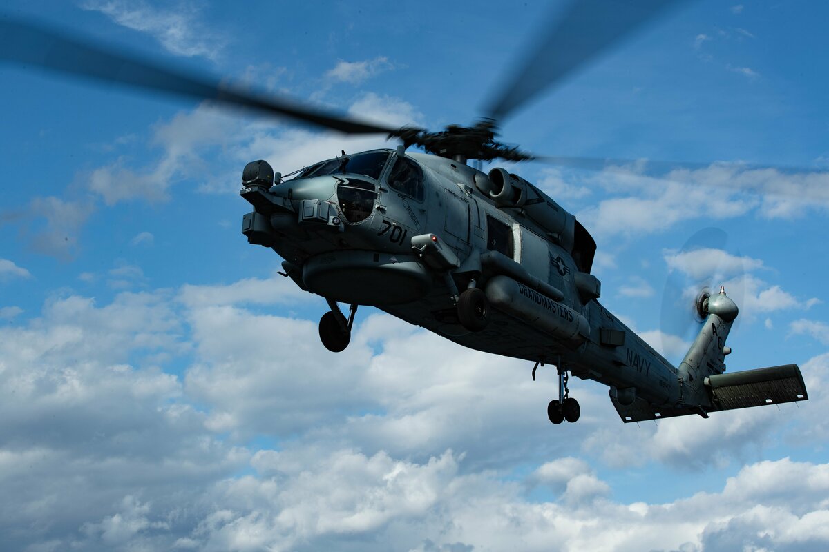 美軍傳訓練中MH-60R直升機意外墜海，6人獲救。圖為同型機。 圖：翻攝US Navy