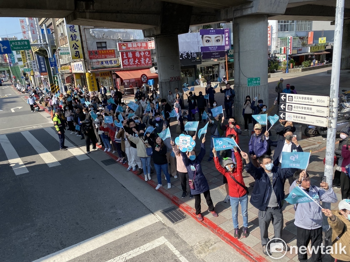民眾黨總統候選人柯文哲車掃，士林捷運站附近多位支持者應援。 圖：周煊惠 / 攝