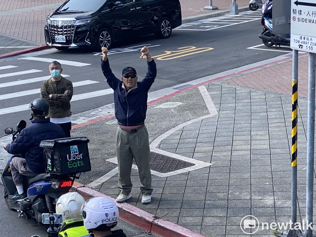 民眾黨總統候選人柯文哲車掃，路邊一名民眾比倒讚。 圖：周煊惠 / 攝