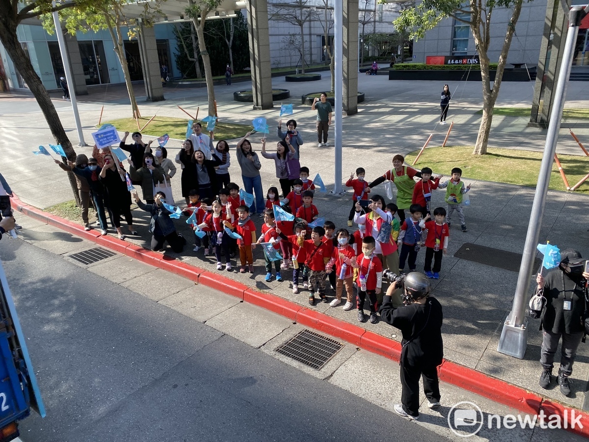 民眾黨總統候選人柯文哲車掃，遇到有老師帶著一群幼兒園小朋友揮舞旗幟力挺。 圖：周煊惠 / 攝