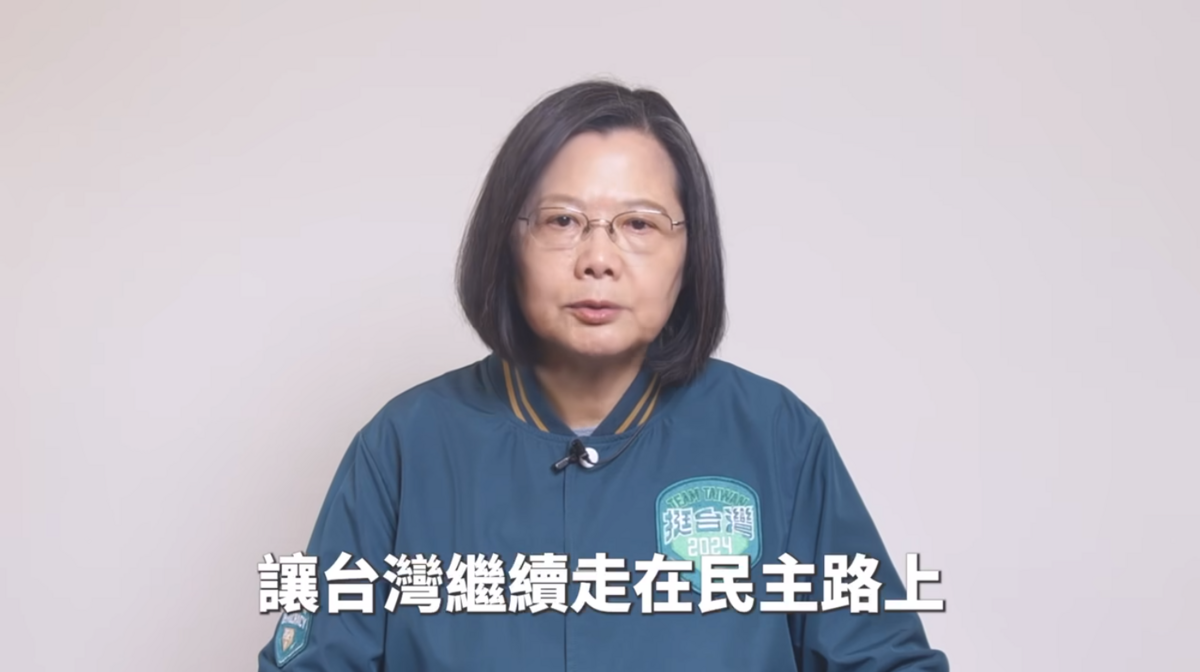 總統蔡英文驚喜作為「神秘人」錄影片現身，向大家發聲：相信年輕世代能肩負國家重任，帶領台灣穩健走向下一個階段。 圖：取自  搶救王義川大兵    臉書直播