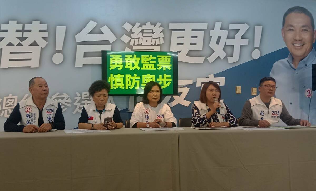 游毓蘭(左二)、邱于軒(右二)陪同陳若翠(中)召開記者會。 圖：孫家銘攝