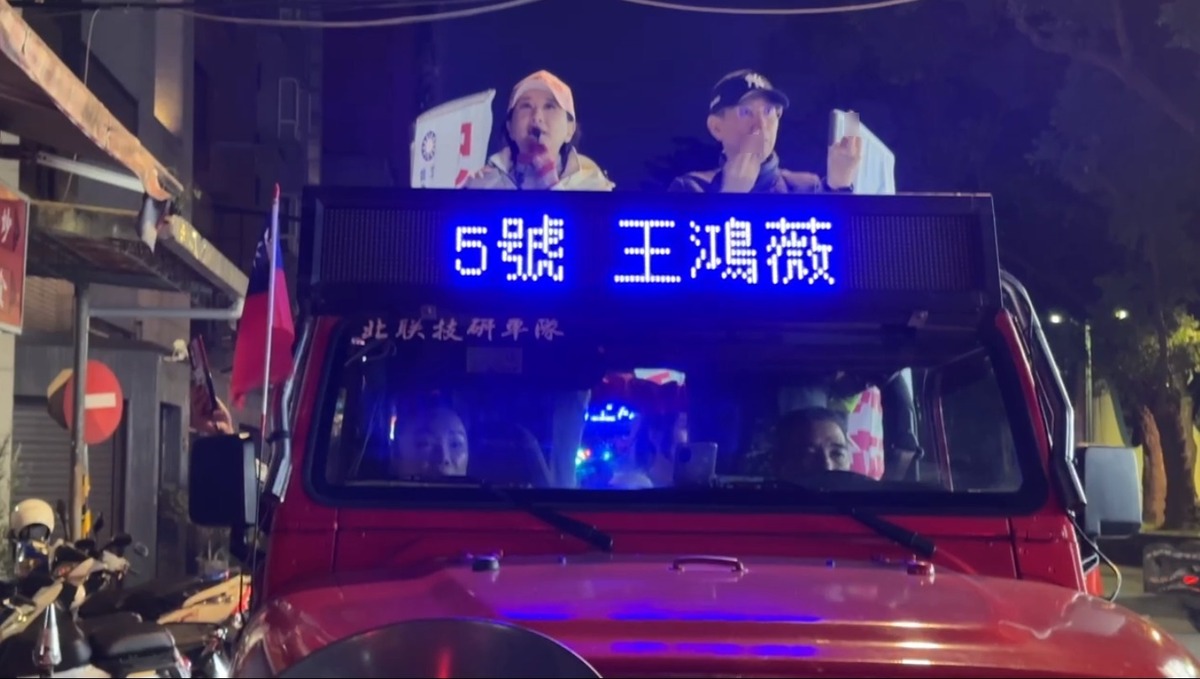 王鴻薇丈夫陶允正兩度對抗議民眾比出「雙中指」，苦苓呼籲王鴻薇公開說明，「有哪位選民怎樣挑釁你們？導致你老公忍不住比了兩根中指、當眾侮辱對方」。 圖：截自王鴻薇臉書直播
