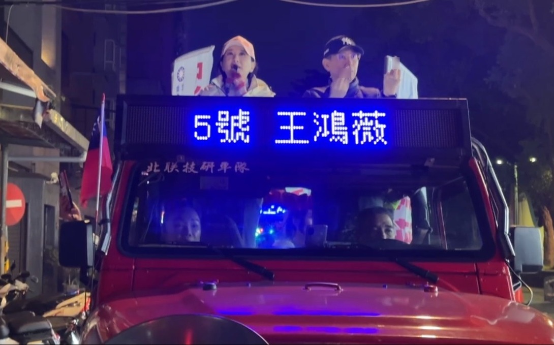 王鴻薇夫對民眾比「雙中指」拒道歉 苦苓批囂張：公開說明選民怎樣挑釁？