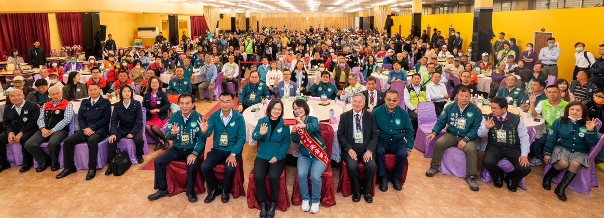 在總統蔡英文強力號召加持下，今（12）日有約500名彰化縣中小企業主、在地頭家齊聚二林進行產業界便當會，力挺吳音寧。 吳音寧競總/提供