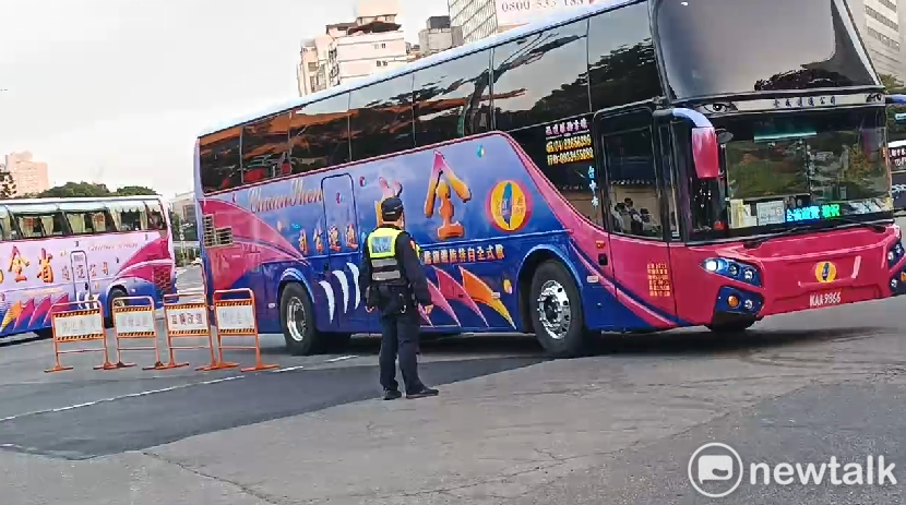 柯文哲登凱道造勢，被爆疑似動員遊覽車。 圖：讀者提供