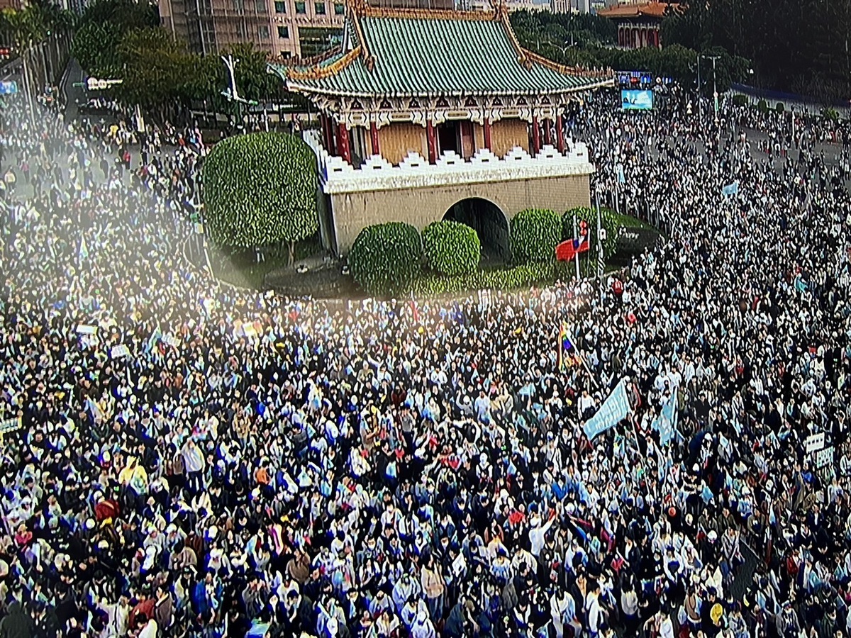 民眾黨總統候選人柯文哲今晚於凱道辦造勢，6點不到人潮已經溢出景福門。 圖：民眾黨 / 提供