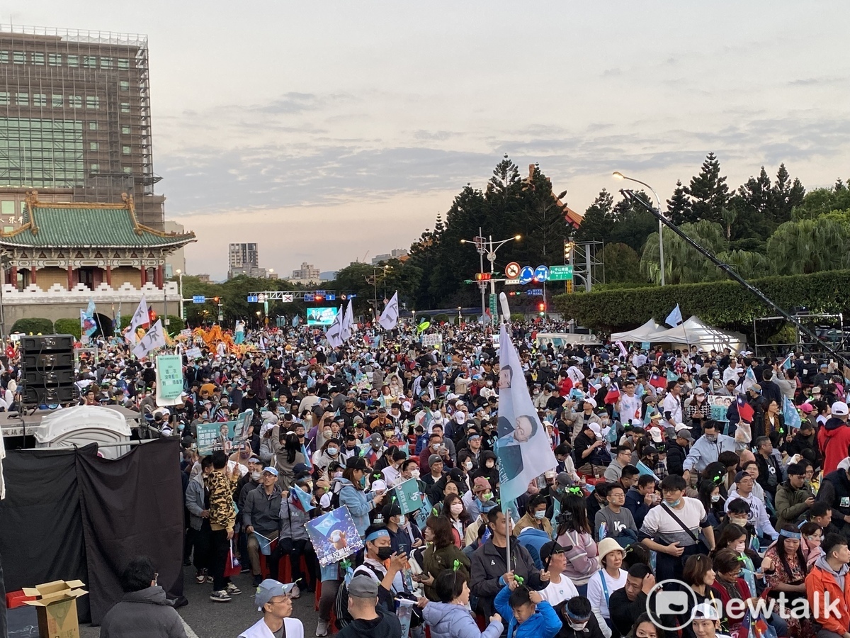 民眾黨總統候選人柯文哲今晚於凱道辦造勢。 圖：周煊惠 / 攝
