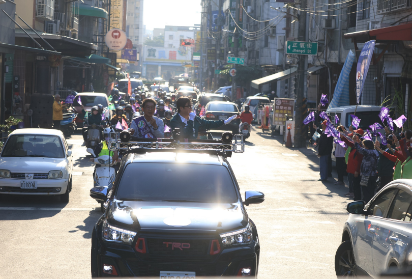陳其邁陪同許智傑車隊掃街，力拚守住鳳山立委席次。 圖：許智傑辦公室提供