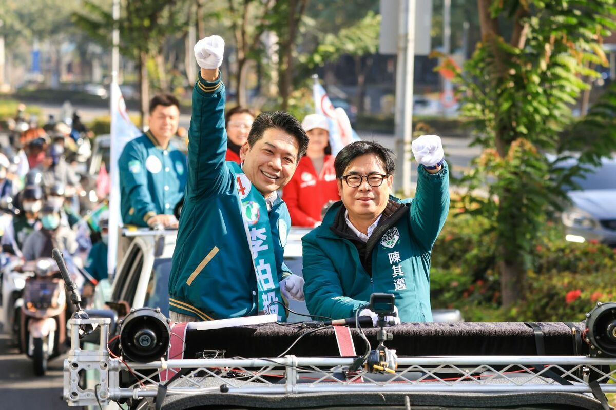 陳其邁(右)選前最後一天陪李柏毅(左)掃拜票。 圖：李柏毅競總/提供