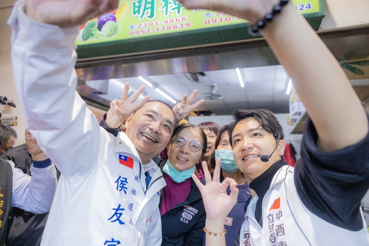 侯友宜陪羅廷瑋到建國市場拜票。 侯友宜競辦/提供