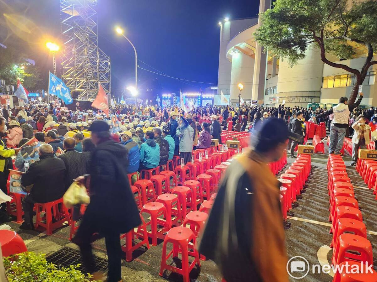 國民黨選前之夜晚間8點才開場，現場排約6萬張椅子，目前還沒坐滿。 圖：黃建豪/攝