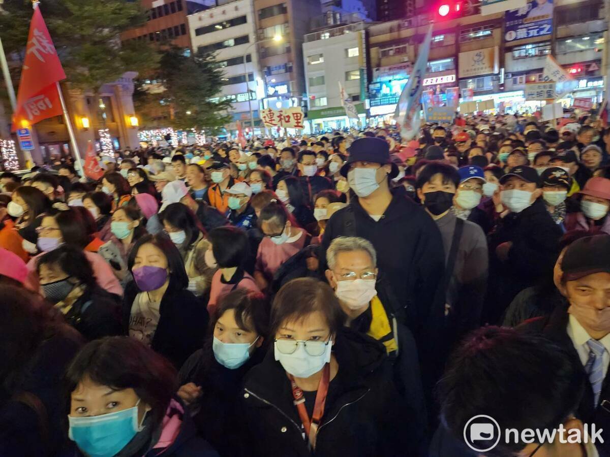 國民黨選前之夜的入口處大排長龍。 圖：黃建豪/攝
