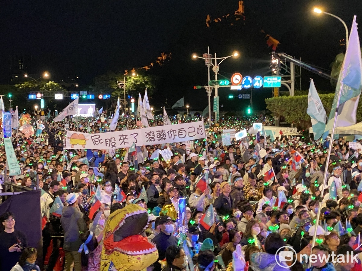 民眾黨總統候選人柯文哲今晚於凱道造勢，有支持者自製標語稱「屁股來了，瀉藥你自己吃」，大嗆民進黨。 圖：周煊惠 / 攝