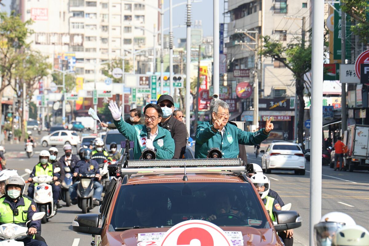 陳建仁(右)陪李昆澤(左)車掃。 圖：李昆澤競總/提供