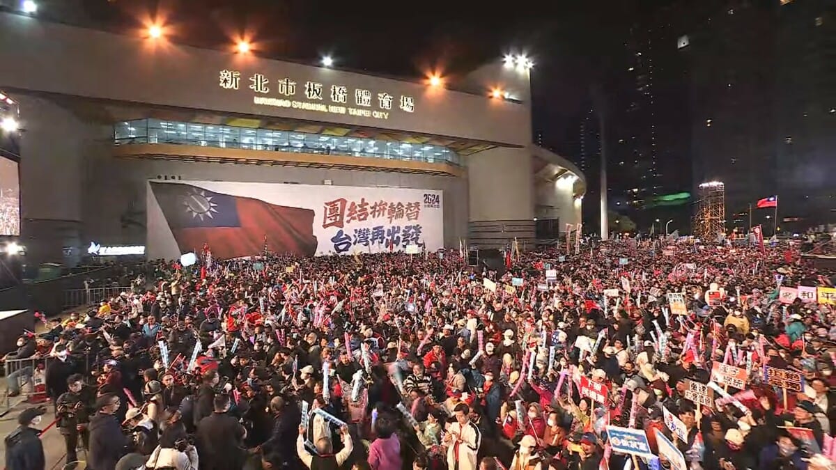 國民黨選前之夜人數在晚間7點半喊破10萬人。 圖：侯友宜競選辦公室/提供