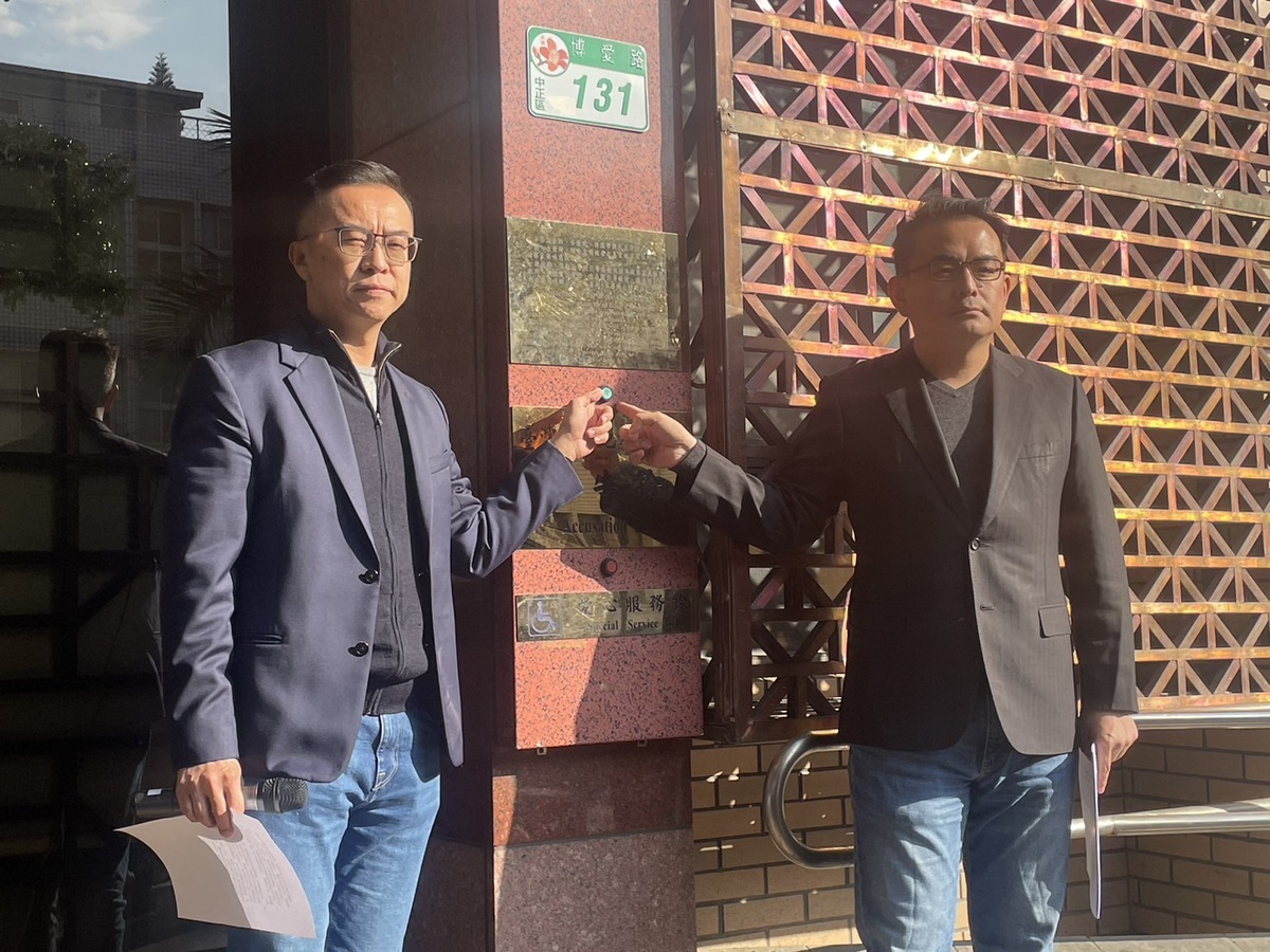 侯競辦發言人黃子哲和律師簡榮宗到北檢按鈴控告黃國昌誣告及誹謗。 圖：侯友宜競辦/提供
