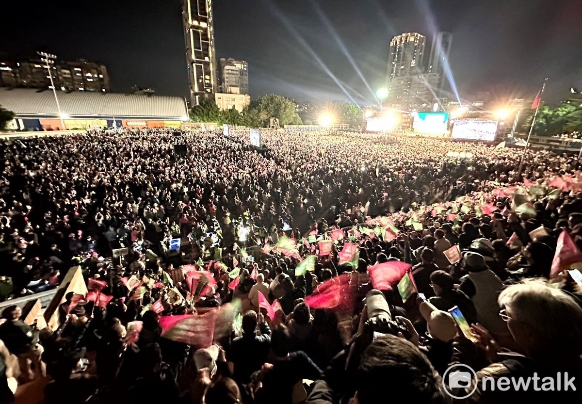 2024總統大選決戰夜，民進黨支持者擠爆板橋第二運動場，人潮並外溢到週遭道路，主辦單位宣稱人數已破15萬人。 圖：張良一/攝