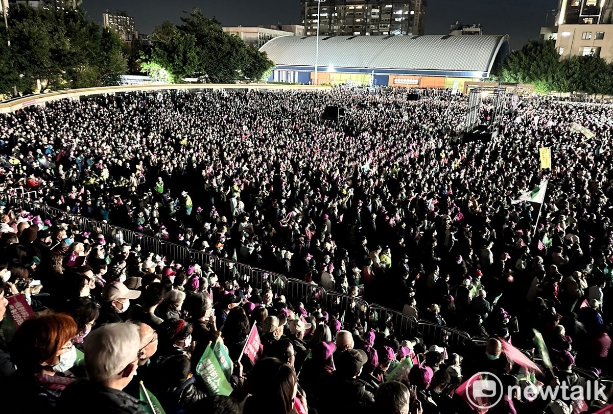 2024總統大選決戰夜，民進黨支持者擠爆板橋第二運動場，人潮並外溢到週遭道路，主辦單位宣稱人數已破15萬人。 圖：張良一/攝