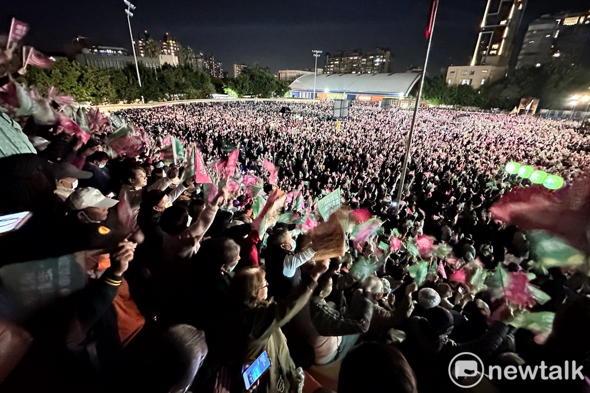 2024總統大選決戰夜，民進黨支持者擠爆板橋第二運動場，人潮並外溢到週遭道路，主辦單位宣稱人數已破15萬人。 圖：張良一/攝