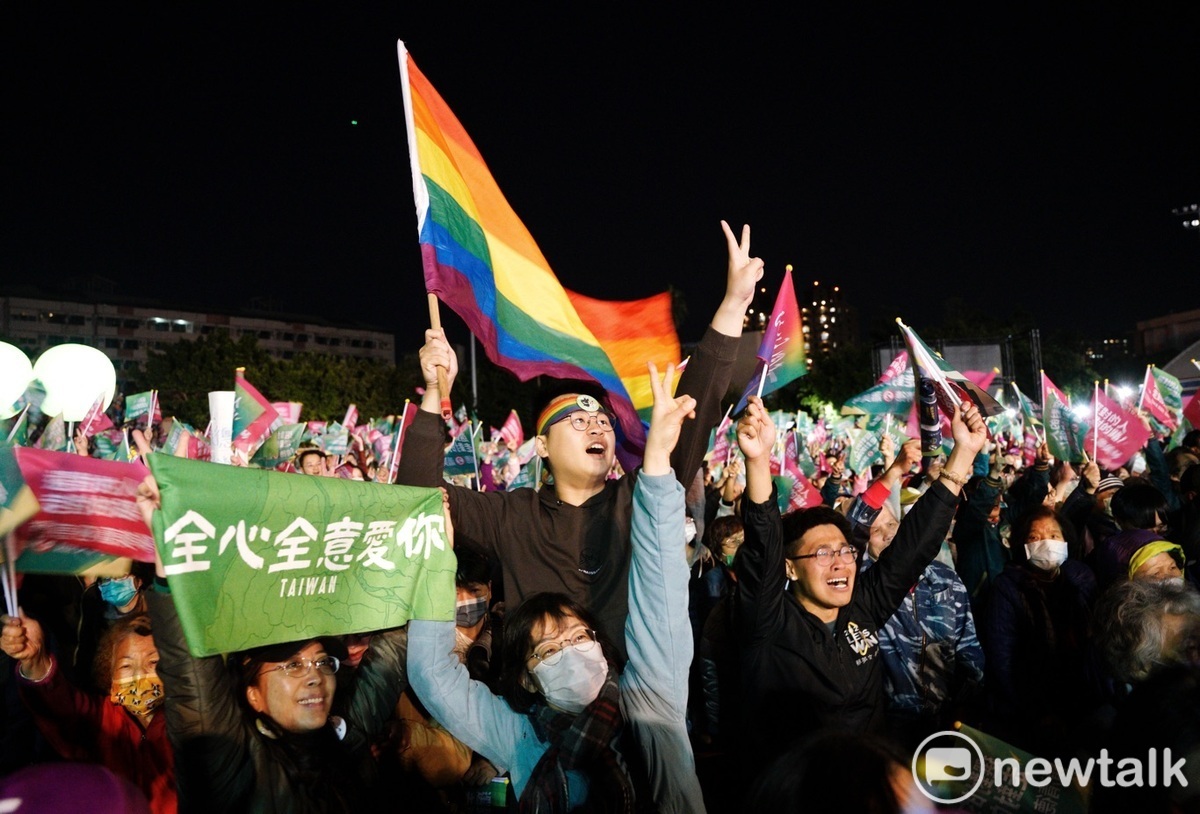 2024總統大選決戰夜，民進黨支持者擠爆板橋第二運動場，人潮並外溢到週遭道路，主辦單位宣稱人數已破15萬人。 圖：張良一/攝