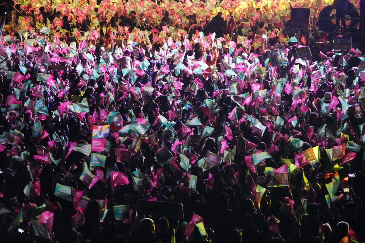 2024總統大選決戰夜，民進黨支持者擠爆板橋第二運動場，人潮並外溢到週遭道路，主辦單位宣稱人數已破15萬人。 圖：張良一/攝