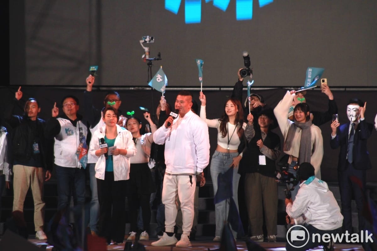 民眾黨總統候選人柯文哲選前之夜，網紅館長、愛莉莎莎現身。 圖：周煊惠 / 攝