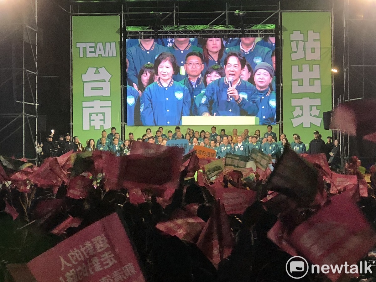 2024總統大選進入最後倒數，賴清德結束在台北、新北的掃街拜票行程後，旋即趕回台南本命區，偕同鮮少露面的妻子吳玫如參加「迎向勝利選前之夜」，熱情支持者擠爆林默娘公園會場。 圖：黃博郎／攝