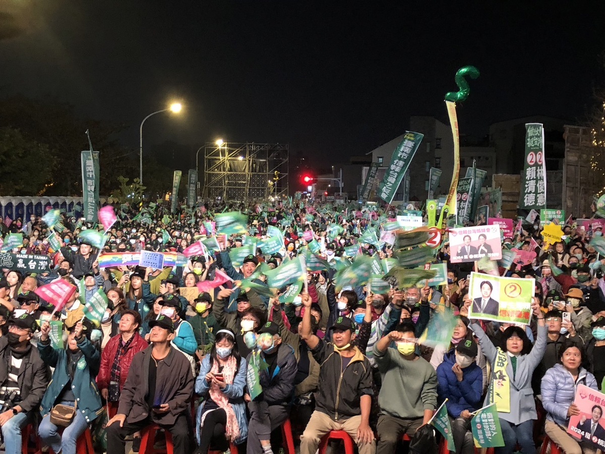 民進黨總統候選人賴清德競選總部今天下午5點30分在台南市安平區林默娘公園舉辦「台南迎向勝利大造勢」活動，熱情支持者擠爆會場，主持人林宜瑾在會中興奮喊出「現場已有6萬人」。 圖：黃博郎／攝
