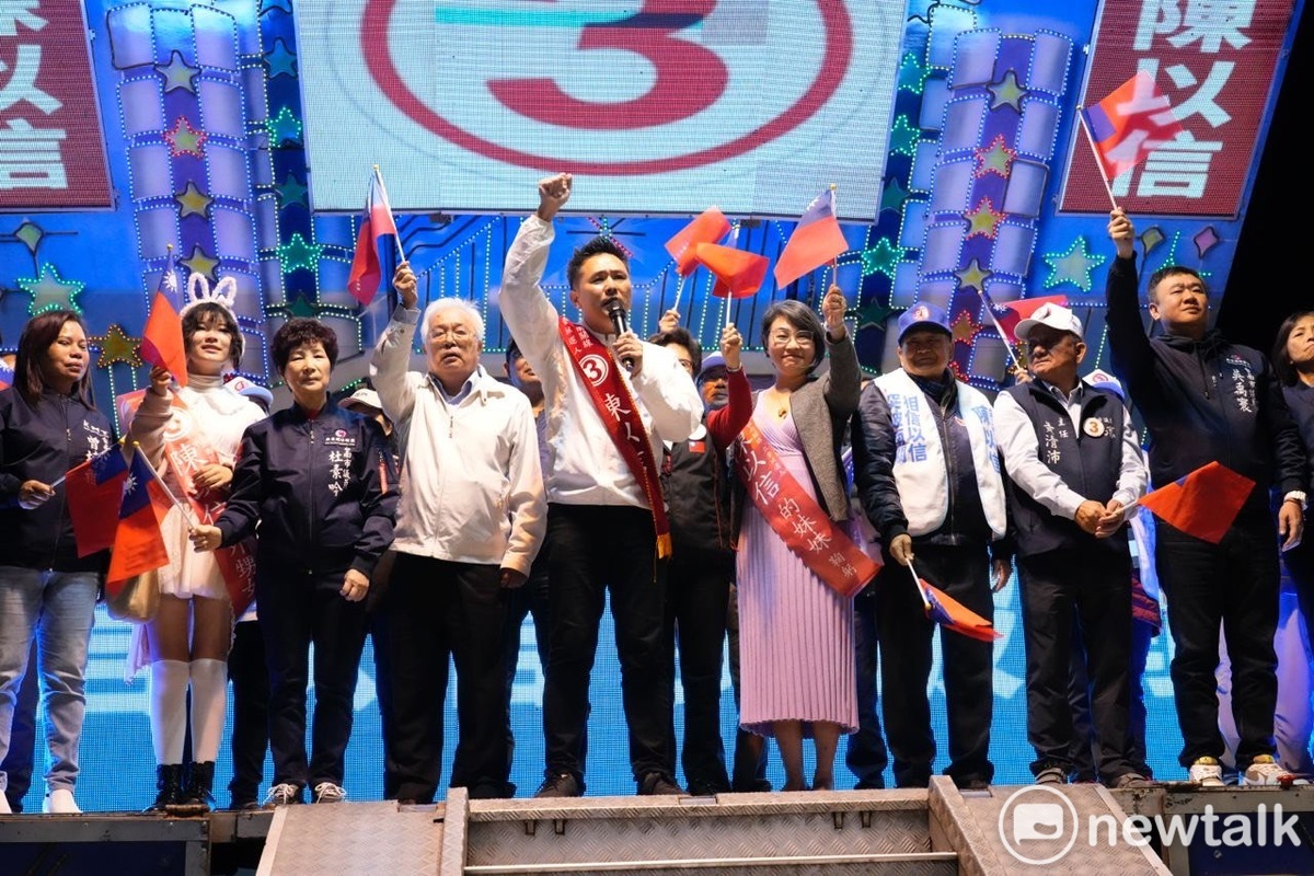 陳以信舉辦「南關線立委選前之夜團結晚會」，場面熱烈。陳以信請來旅居澳洲的妹妹及擔任Cosplayer的外甥女，馬英九前總統大姊馬以南、台南市黨部主委林進旺、台南市議員杜素吟、吳禹寰、曾培雅、王家貞、林美燕、盧崑福、前議員黃清沛及數十位里長，展現東區與南關線團結氣勢。 圖：陳以信競選總部提供