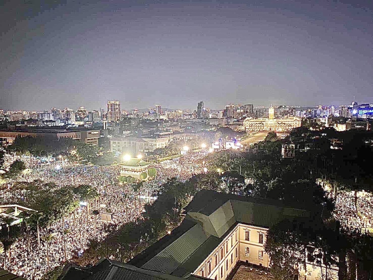 民眾黨總統候選人柯文哲今晚於凱道造勢，現場喊出破35萬人。 圖：民眾黨 / 提供