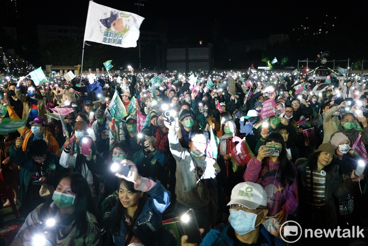 民進黨在板橋第二運動場舉辦選前之夜，支持者嗨翻天。 圖：張良一/攝
