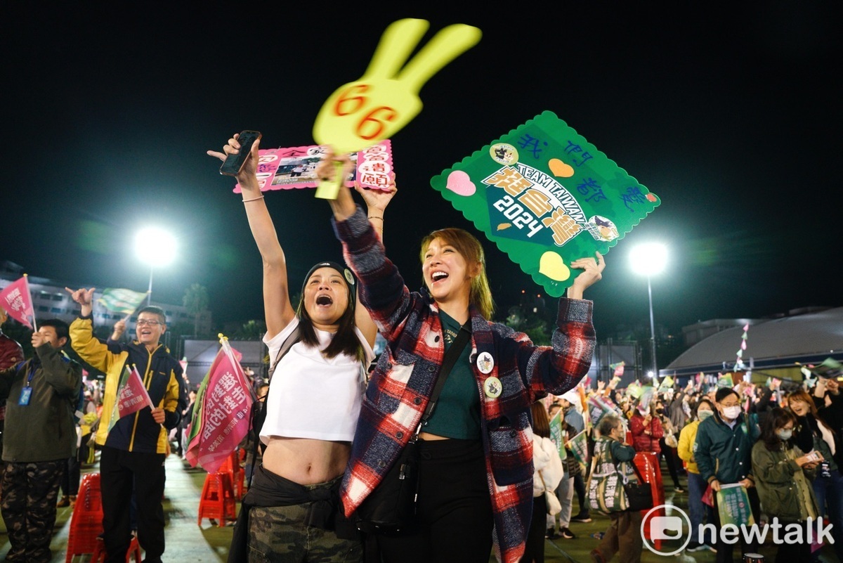 民進黨在板橋第二運動場舉辦選前之夜，支持者嗨翻天。 圖：張良一/攝