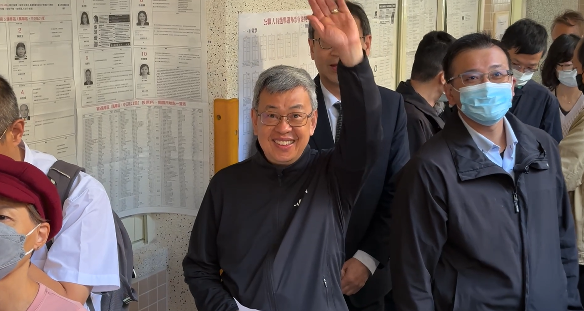 行政院長陳建仁與妻子上午前往中正國中投票。 圖：行政院／提供