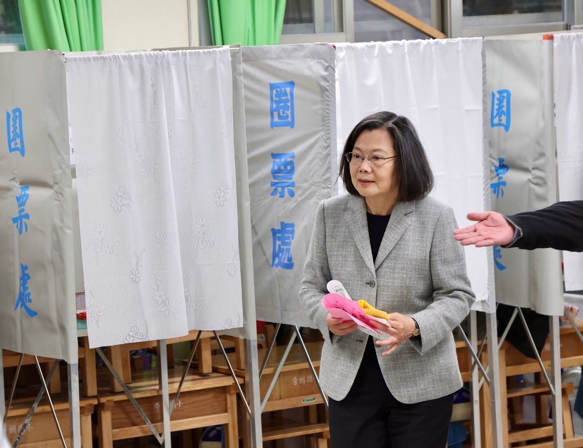 總統蔡英文今日上午9時，現身新北市永和區秀朗國小投票。 圖：台北市攝影記者聯誼會／提供