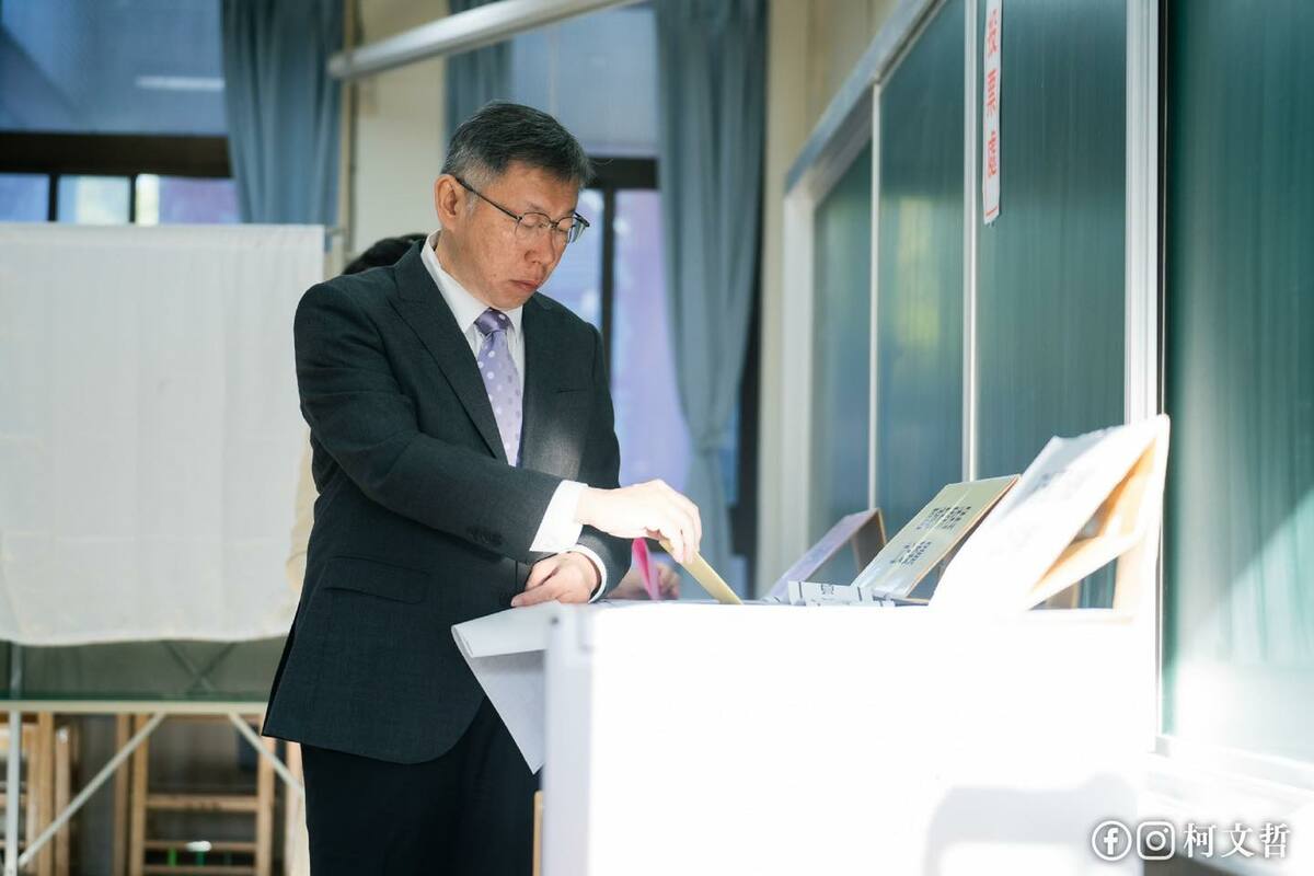 民眾黨總統候選人柯文哲和妻子陳佩琪一早8點前往北市金甌女中投票所投票。 圖片來源/柯文哲臉書