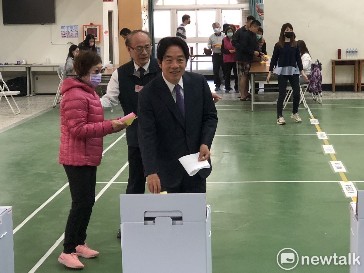 民進黨總統候選人賴清德今日一早前往住家附近的安平國中投開票所，投下神聖的選票。 圖：黃博郎／攝