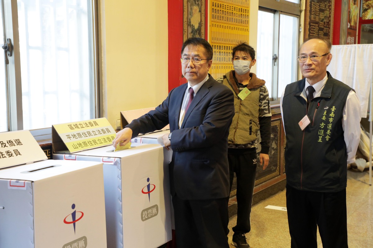 黃偉哲表示，今日天氣很好，對提高投票率有正向幫助，鼓勵民眾踴躍行使公民權，共同建構國家未來。 圖：黃博郎／攝